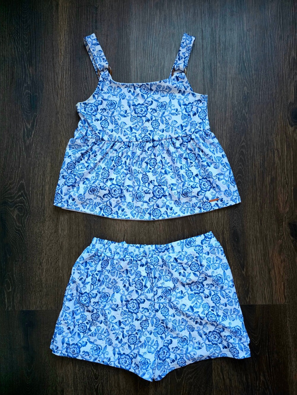 Tahari blue & white floral pattern shorts outfit